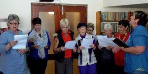 Daar is nie net gewerk nie - waar Aletta Lochner (NGK Koorafgrigter) is, word daar gesing voordat daar gewerk word